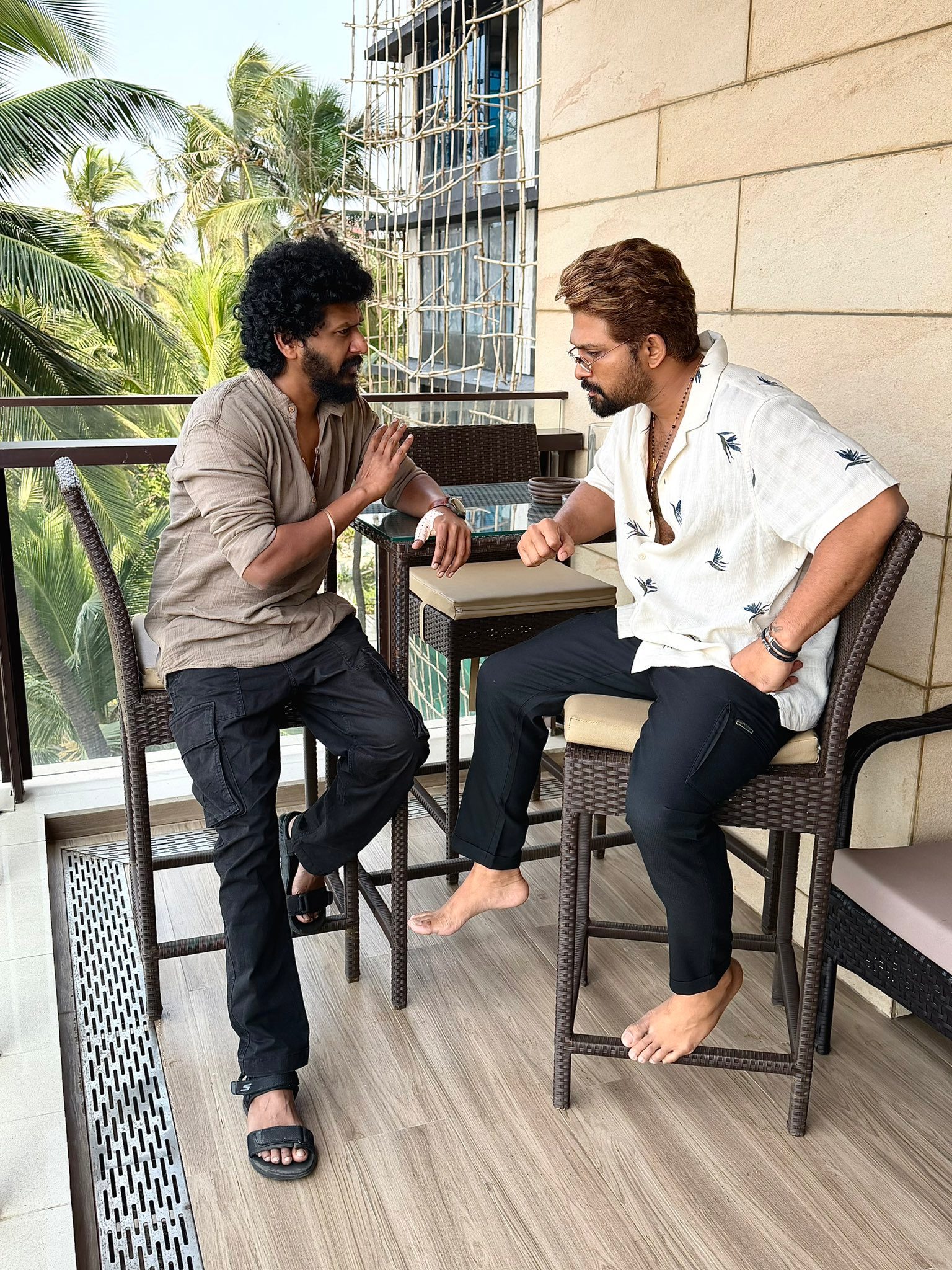 ఆగిపోలేదు..మొదలైంది!నో హీరోయిన్..నో రొమాన్స్!బన్నీ కెరీర్‌లోనే అతిపెద్ద ప్రయోగంగా AA23? 